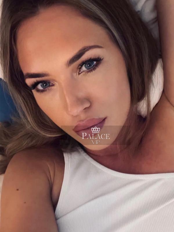 Nata, South Kensington, Italian Escort